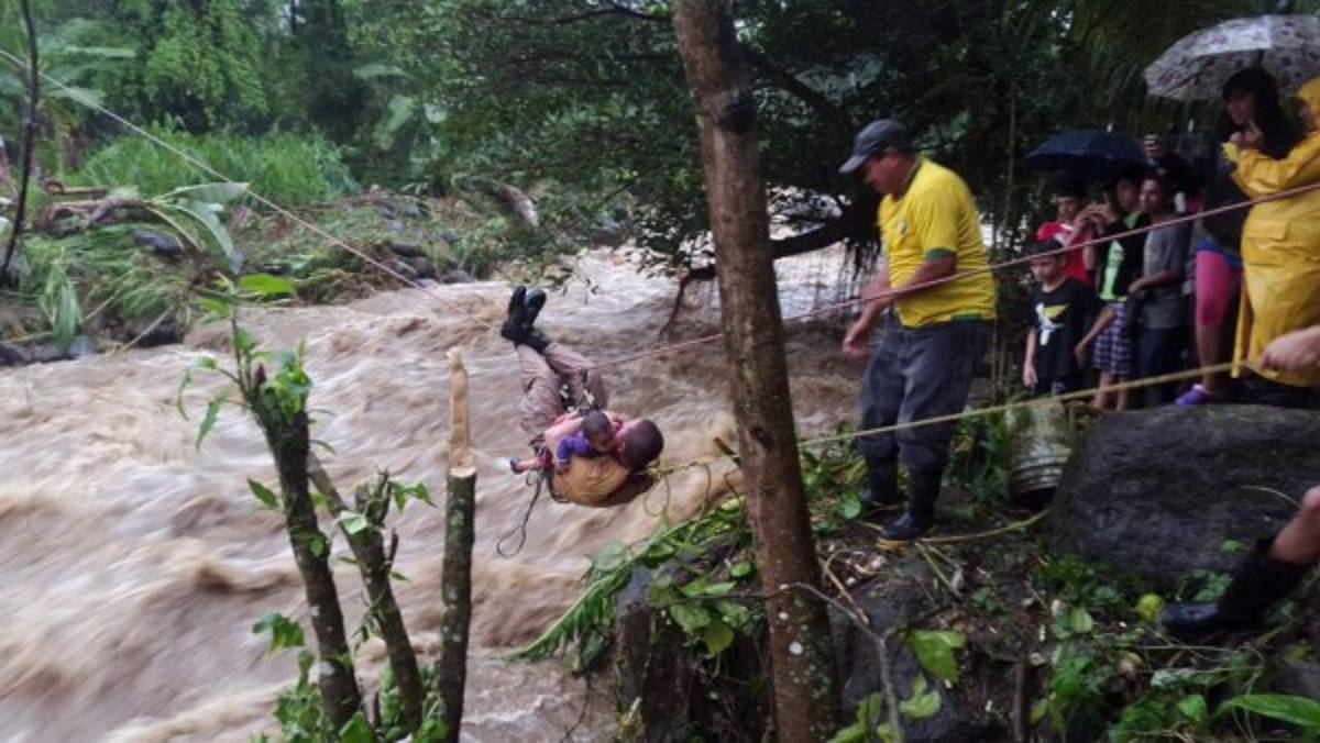 El impactante rescate de un niño sobre las bravas aguas de un río en Omoa