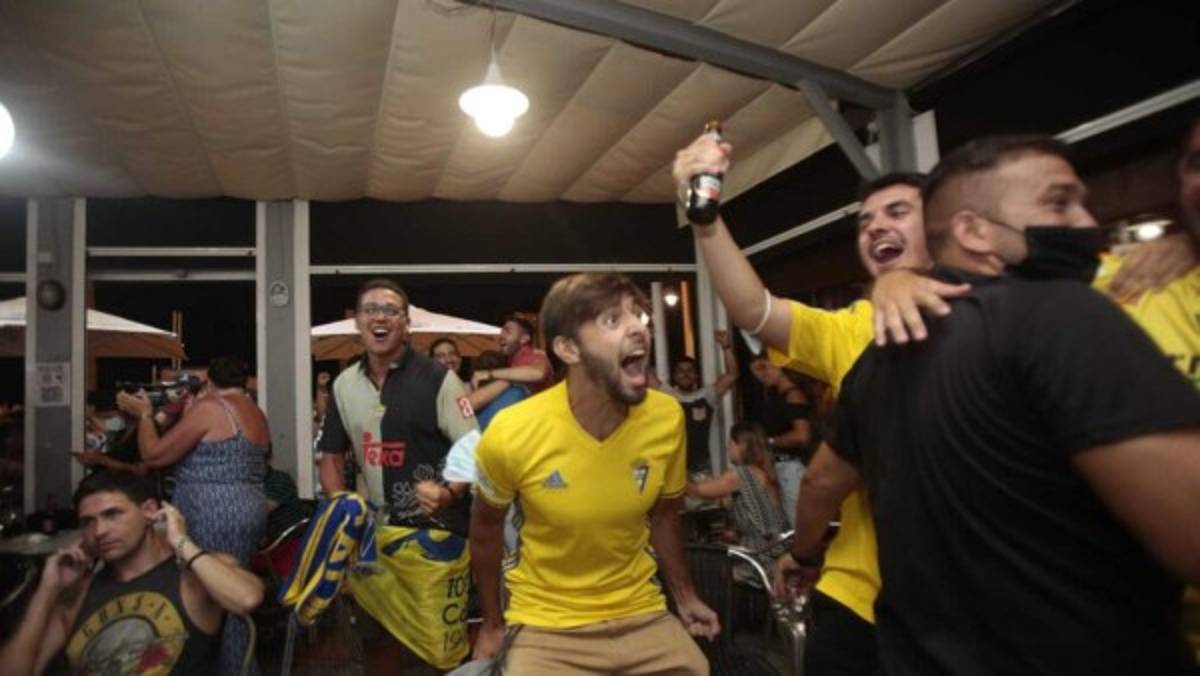 Locura total: Así festejaron los aficionados el ascenso del Cádiz y Choco Lozano en España ¿Y el COVID-19?   