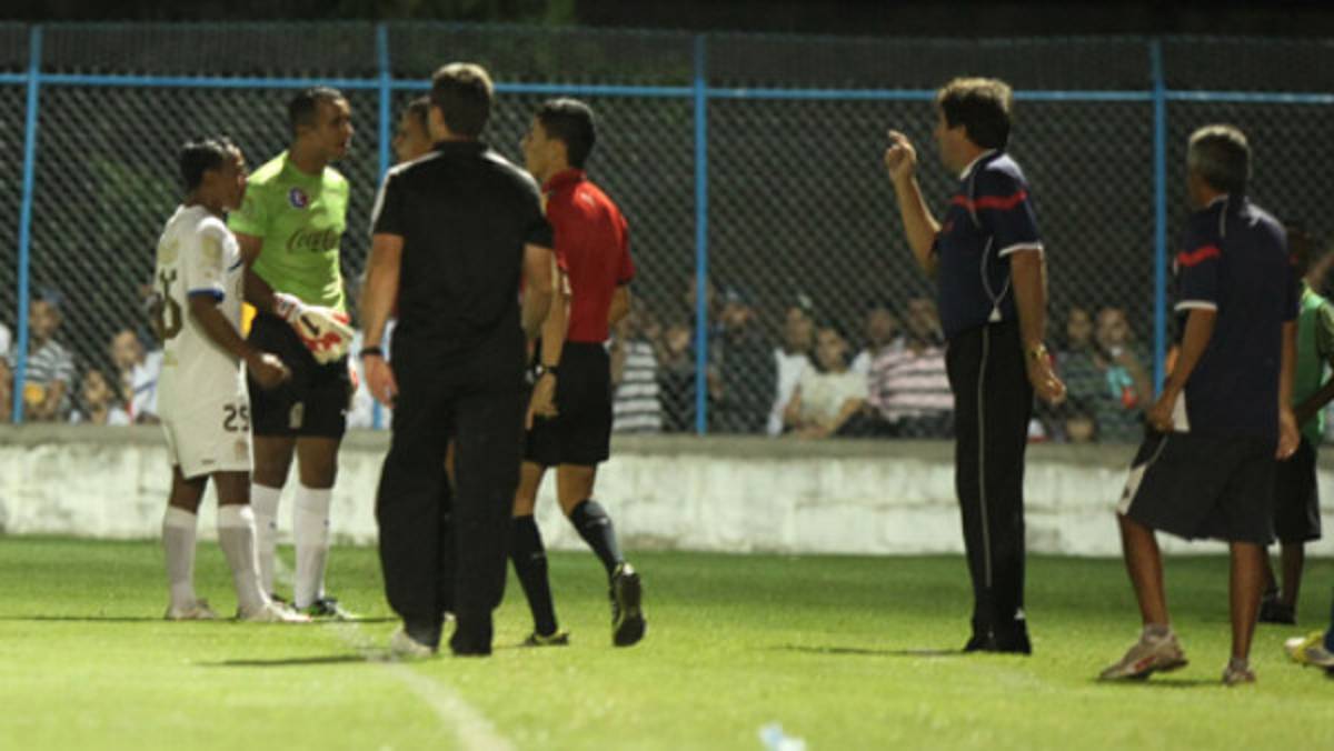 El gol bobo y polémico que le anotan a Donis Escober con Olimpia