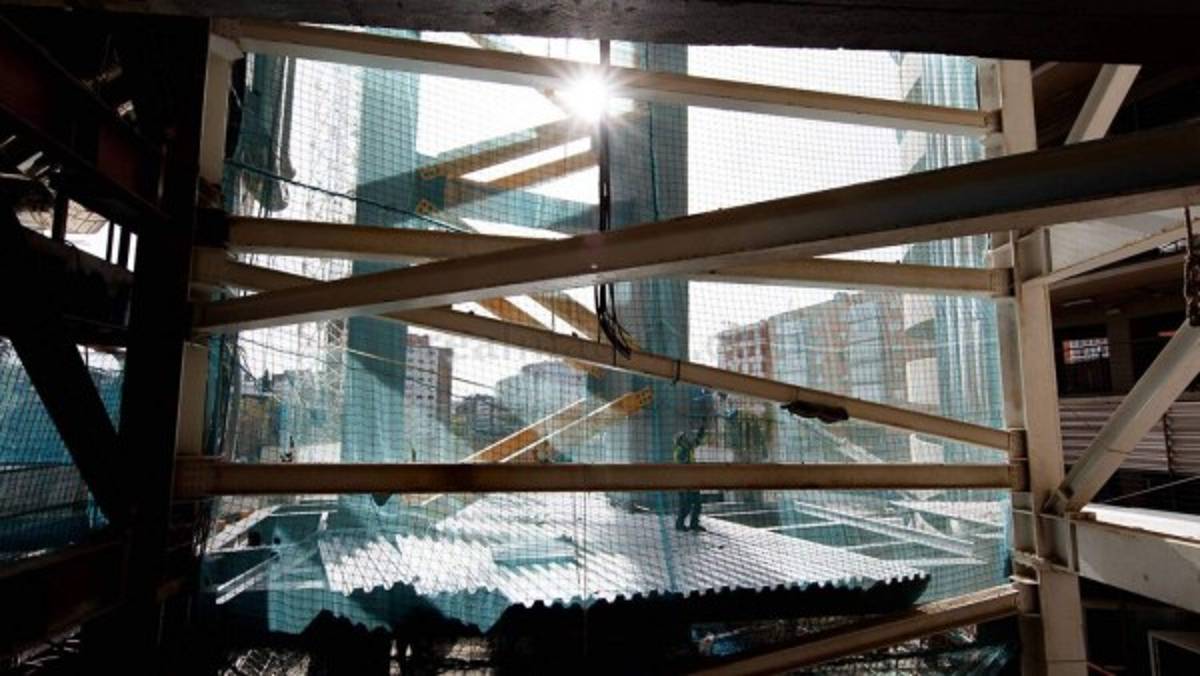 Nuevas imágenes de la transformación histórica del Bernabéu: Instalada la primera megacercha