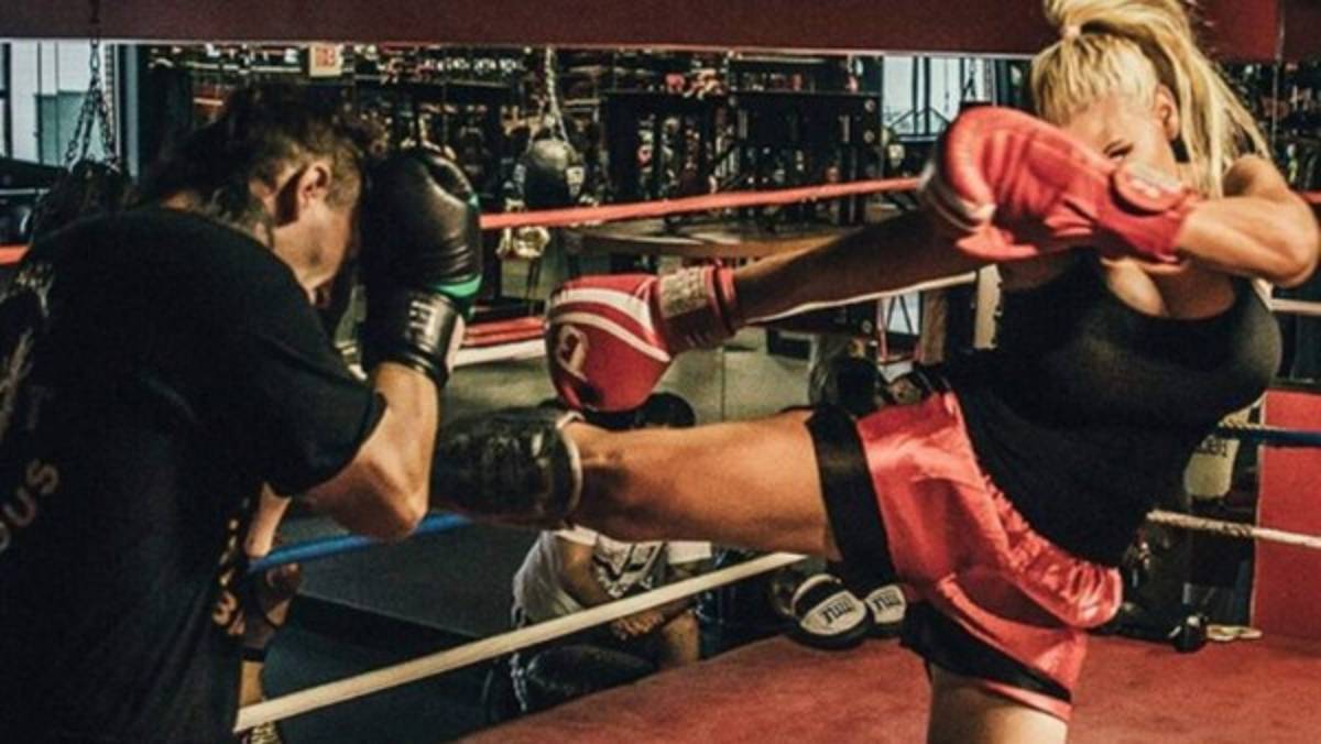 FOTOS: Peleadora tuvo que cambiar de categoría por tamaño de su busto