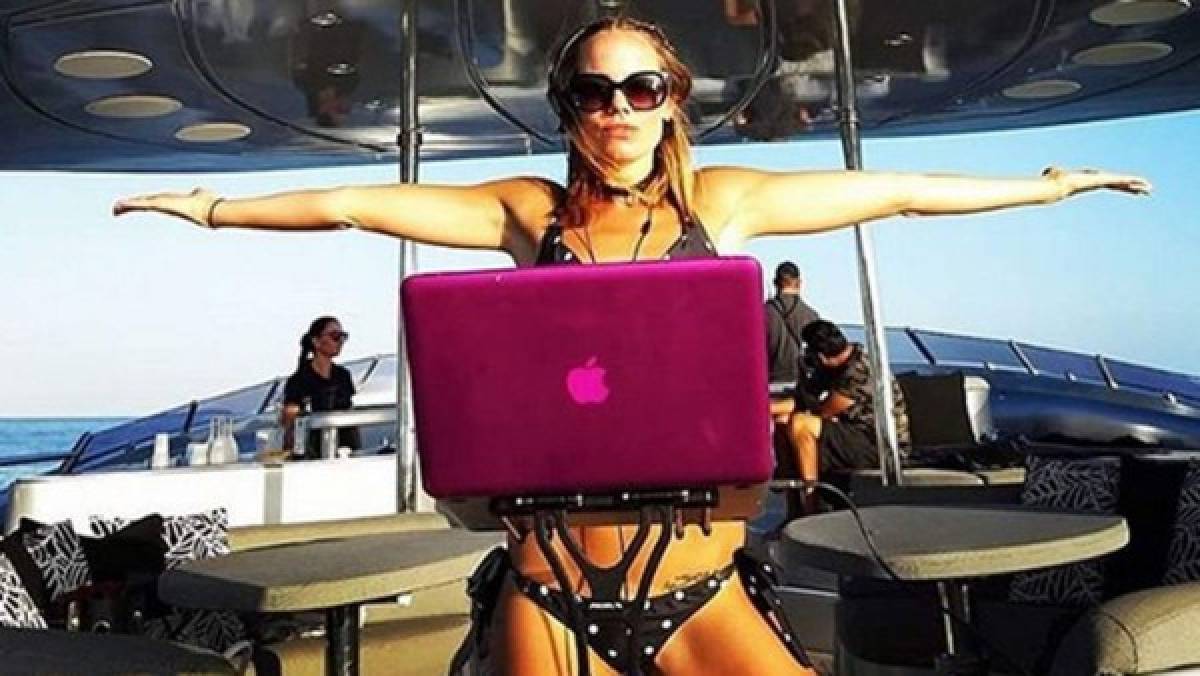 ¡Locura! Equipo de la Premier League 'ficha' a una hermosa DJ para su canal de televisión