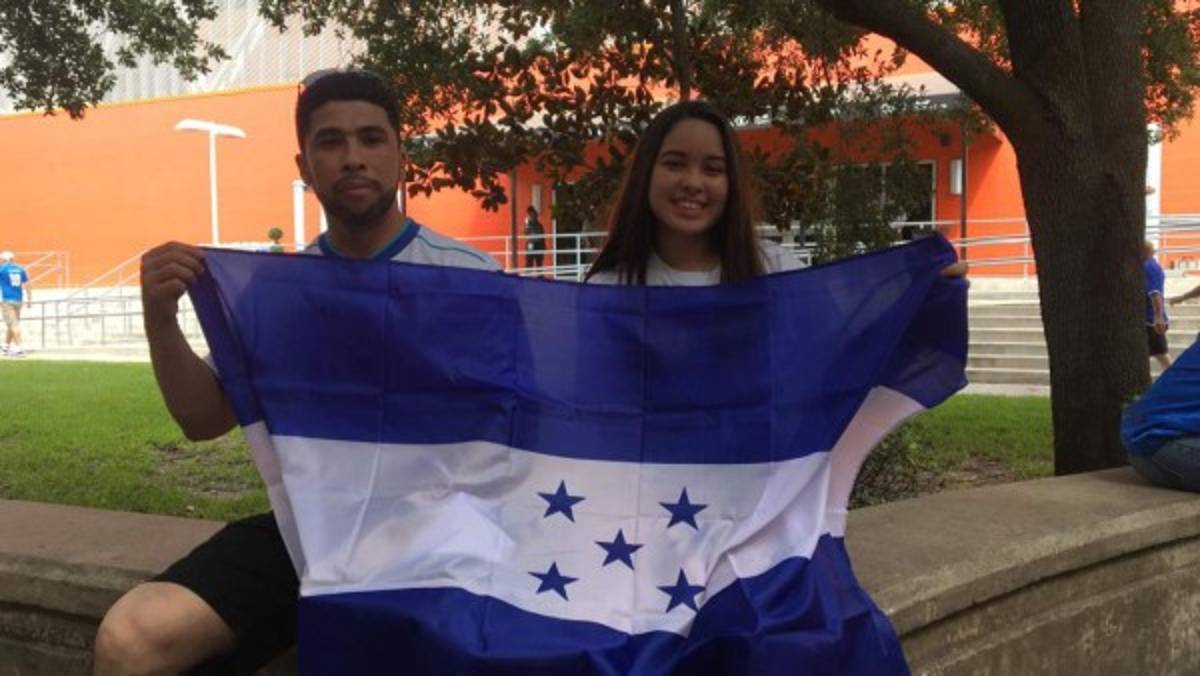 Esposa de Emilio Izaguirre deslumbra en juego de Honduras ante Curazao por la Copa Oro 2019