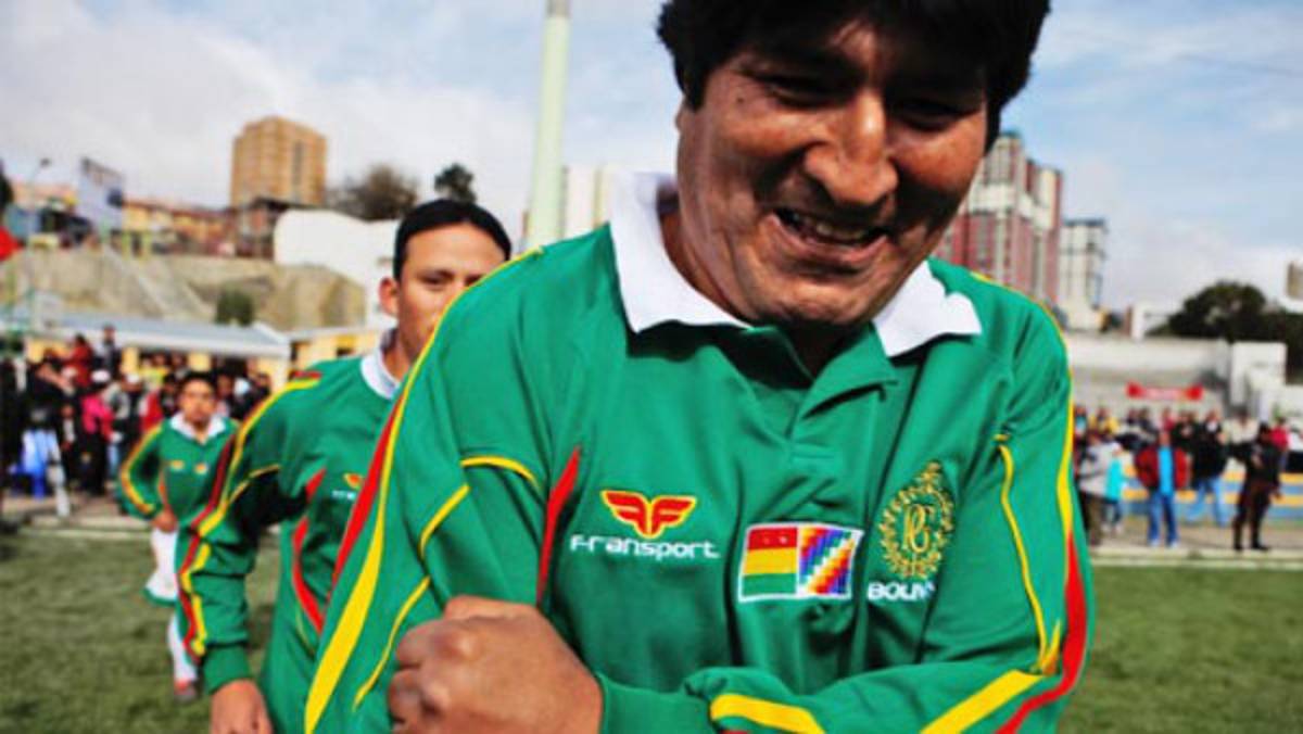 'Fusilan' a Evo Morales por el rodillazo