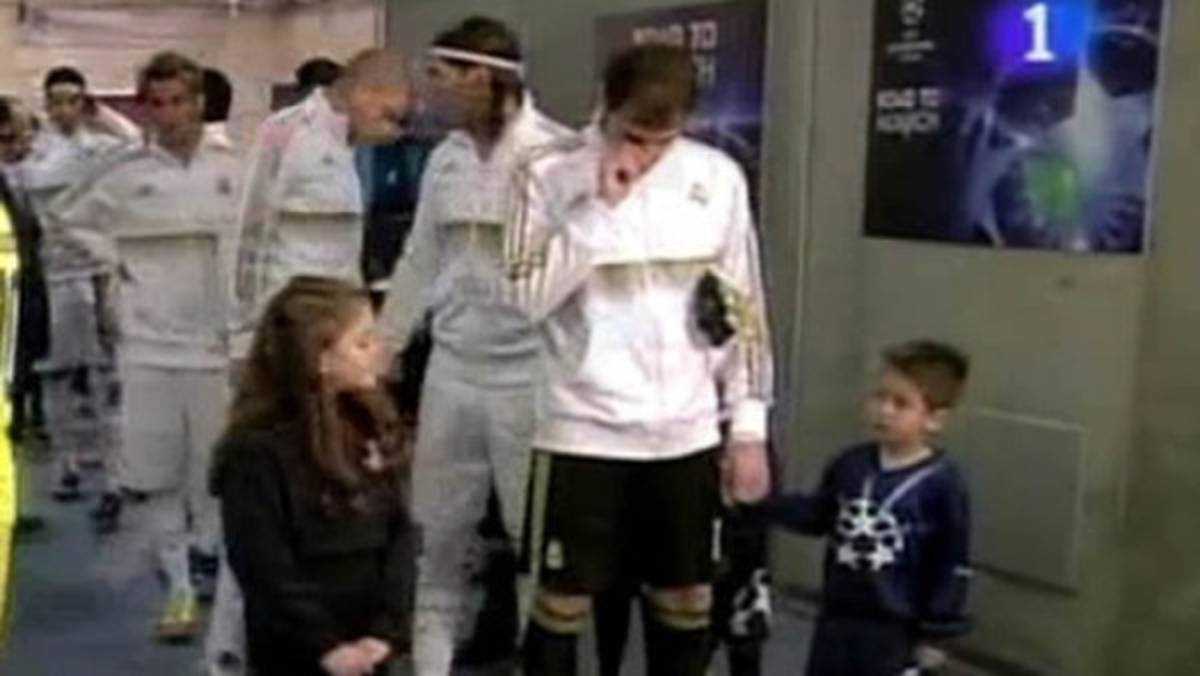 Críticas a Iker por colocar un moco en el rostro de un niño