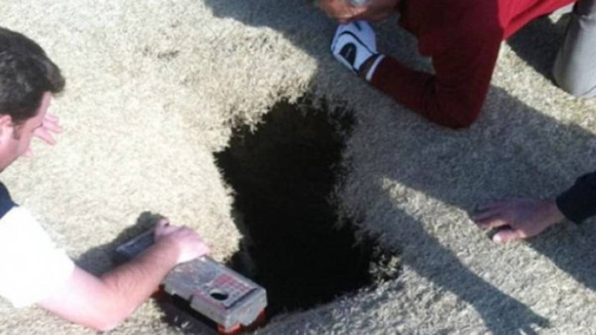 A hombre se lo traga la tierra mientras jugaba golf