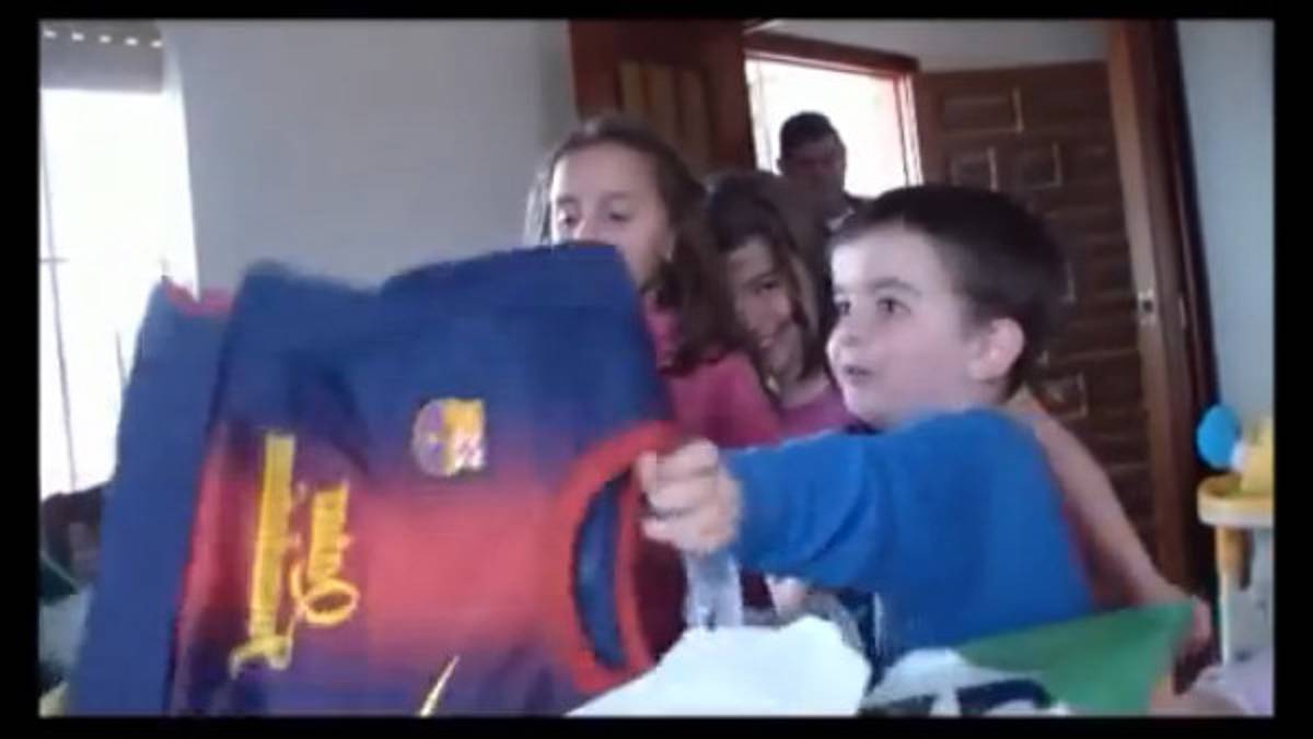 VIDEO: Niño se enoja por regalo de camiseta del Barcelona