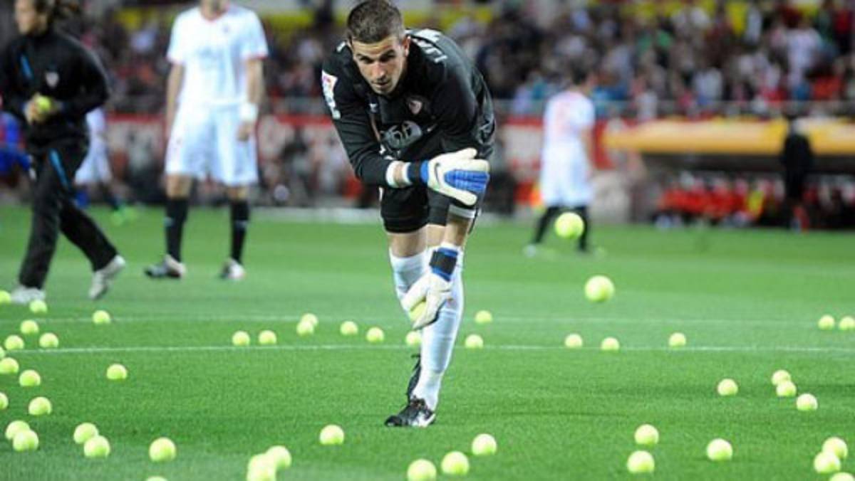 Lluvia de pelotas de tenis en protesta