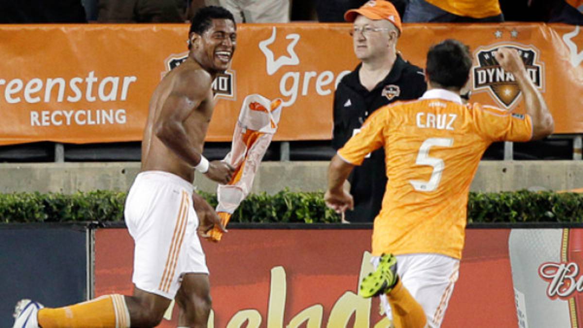 10 meses estuvo Carlo Costly sin equipo