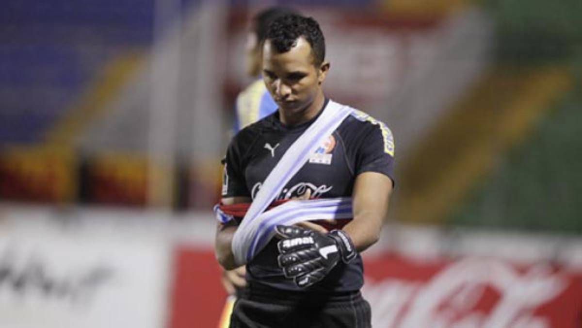 Donis Escober se salva de ir al quirófano