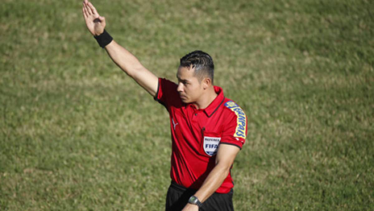 Concacaf premia a dos árbitros hondureños