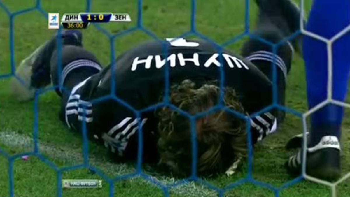 VIDEO: Portero herido por un explosivo en pleno partido