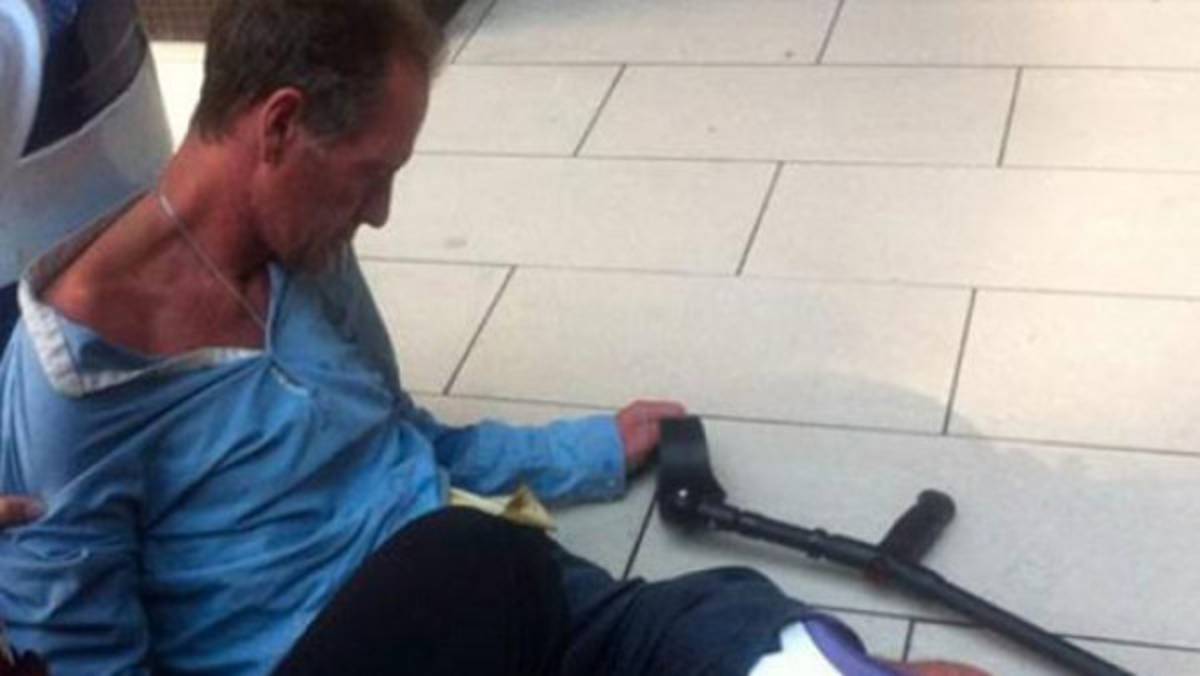 Paul Gascoigne encontrado en la acera de un hotel