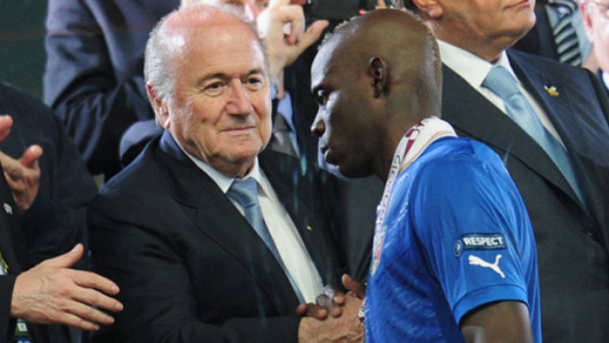 Blatter se declara 'horrorizado” por las burlas racistas a Balotelli