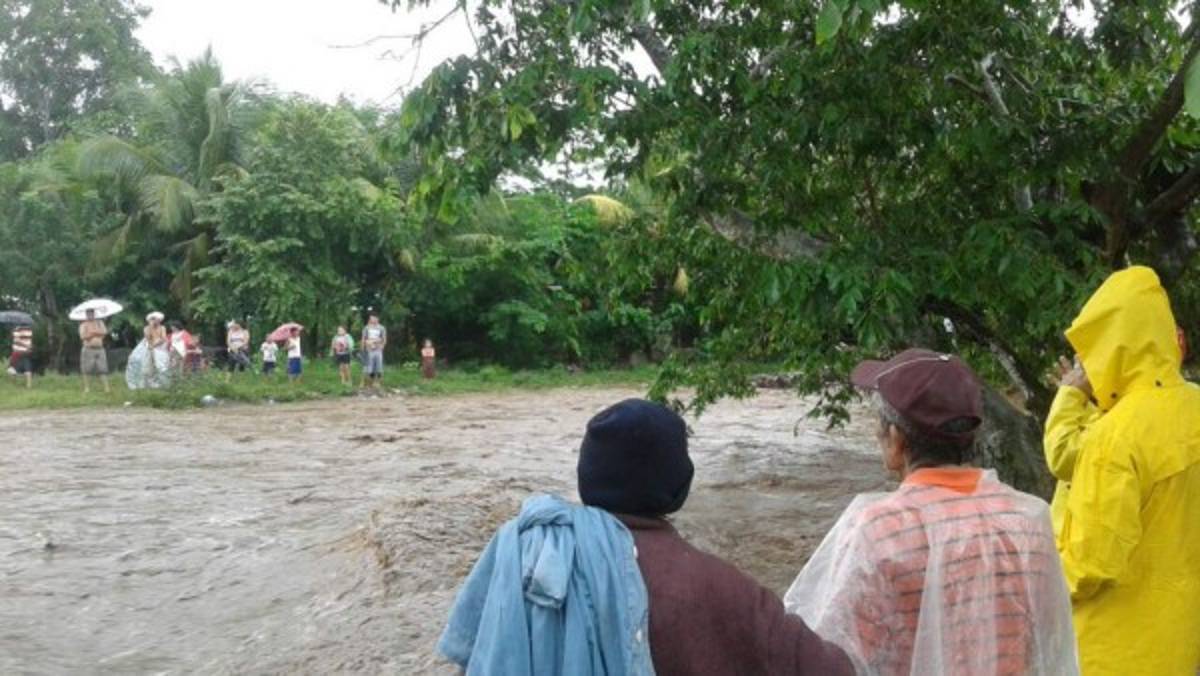 El impactante rescate de un niño sobre las bravas aguas de un río en Omoa