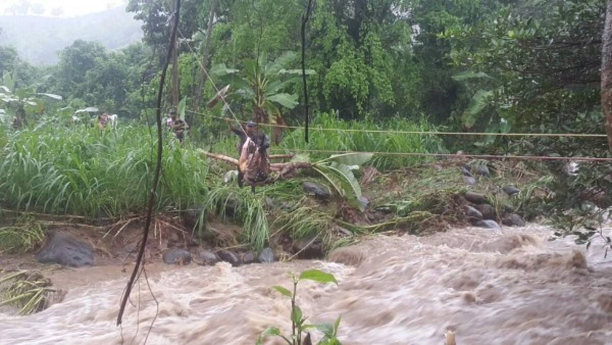 El impactante rescate de un niño sobre las bravas aguas de un río en Omoa