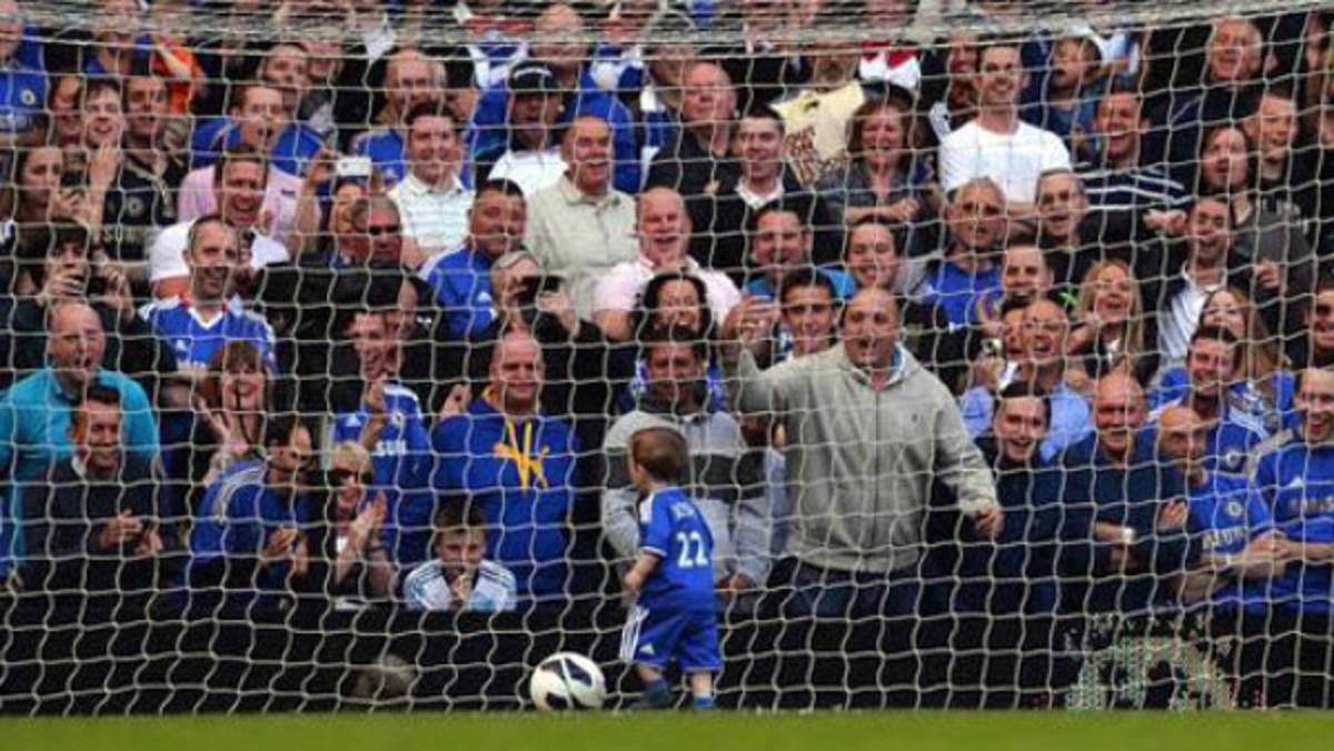 VIDEO: Niño de dos años enloquece a Stamford Bridge anotando un gol