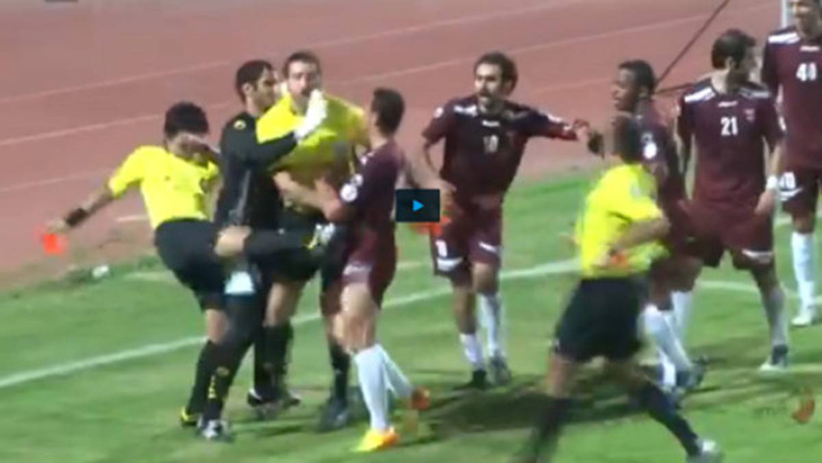 VIDEO: Árbitro pierde los estribos y golpea a jugador