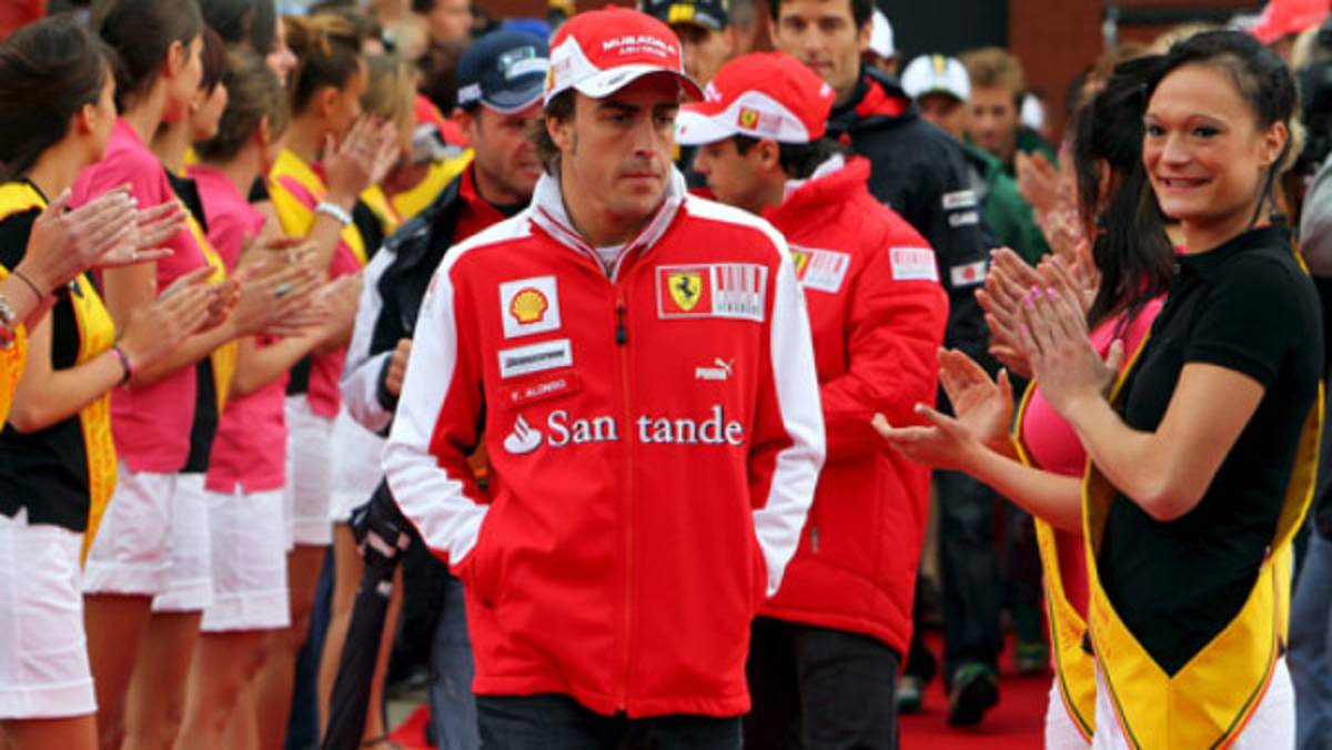 Fernando Alonso se da ánimos en la F1