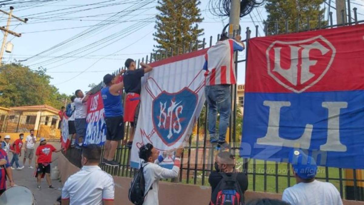 Hinchas merengues inundan los alrededores del Nacional con los colores del Olimpia previo al duelo ante Motagua