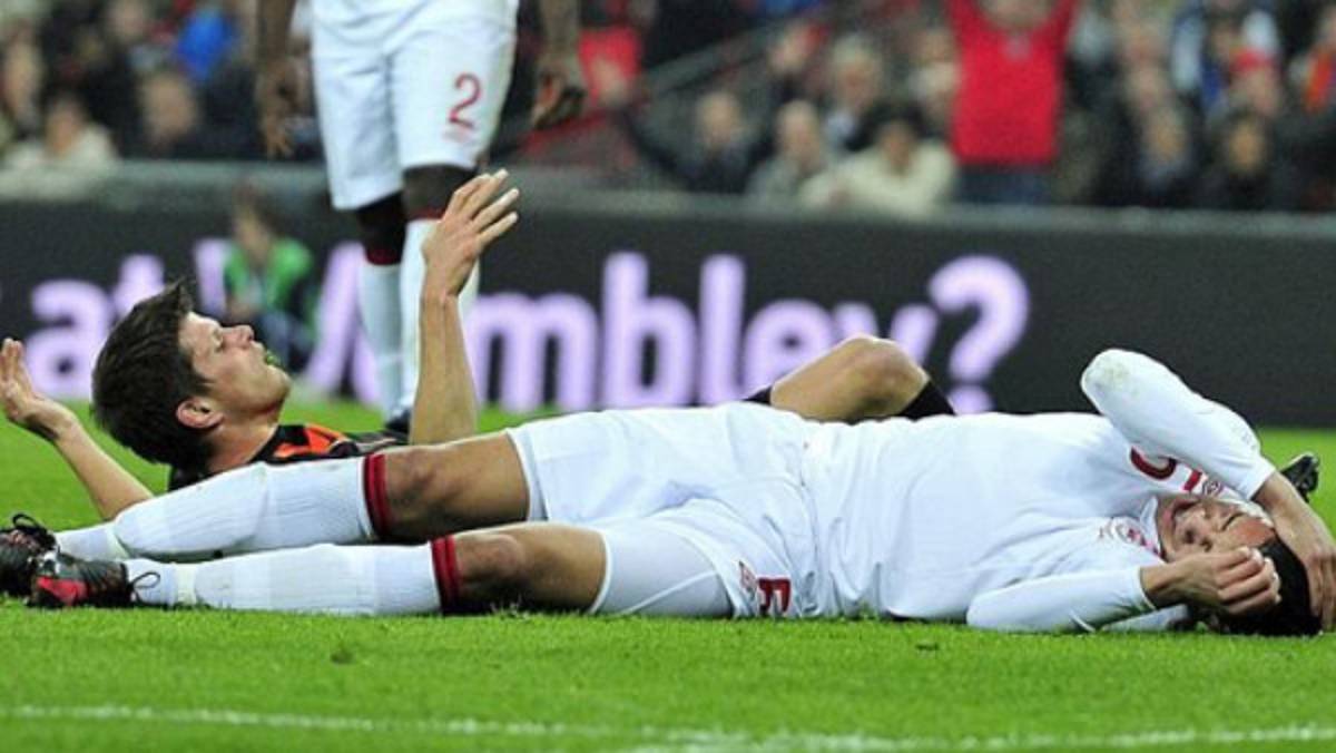 Tremendo choque entre Smalling y Huntelaar