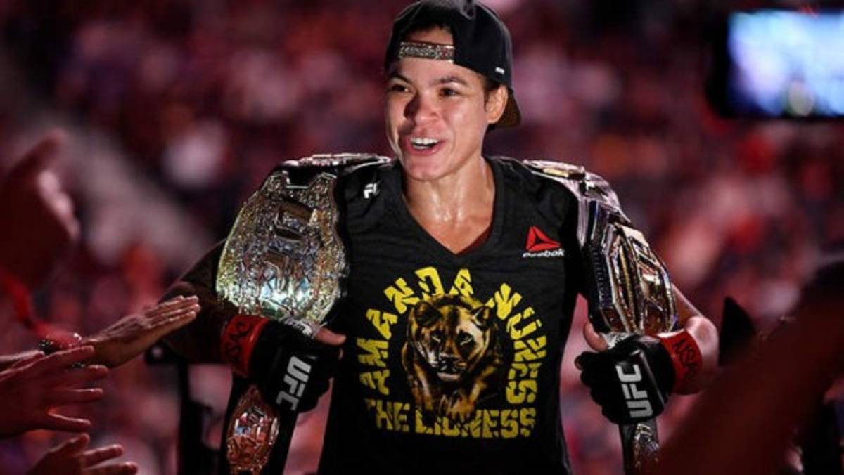 Amanda Nunes, posa de forma intima en Instagram con sus cinturones de campeona de la UFC