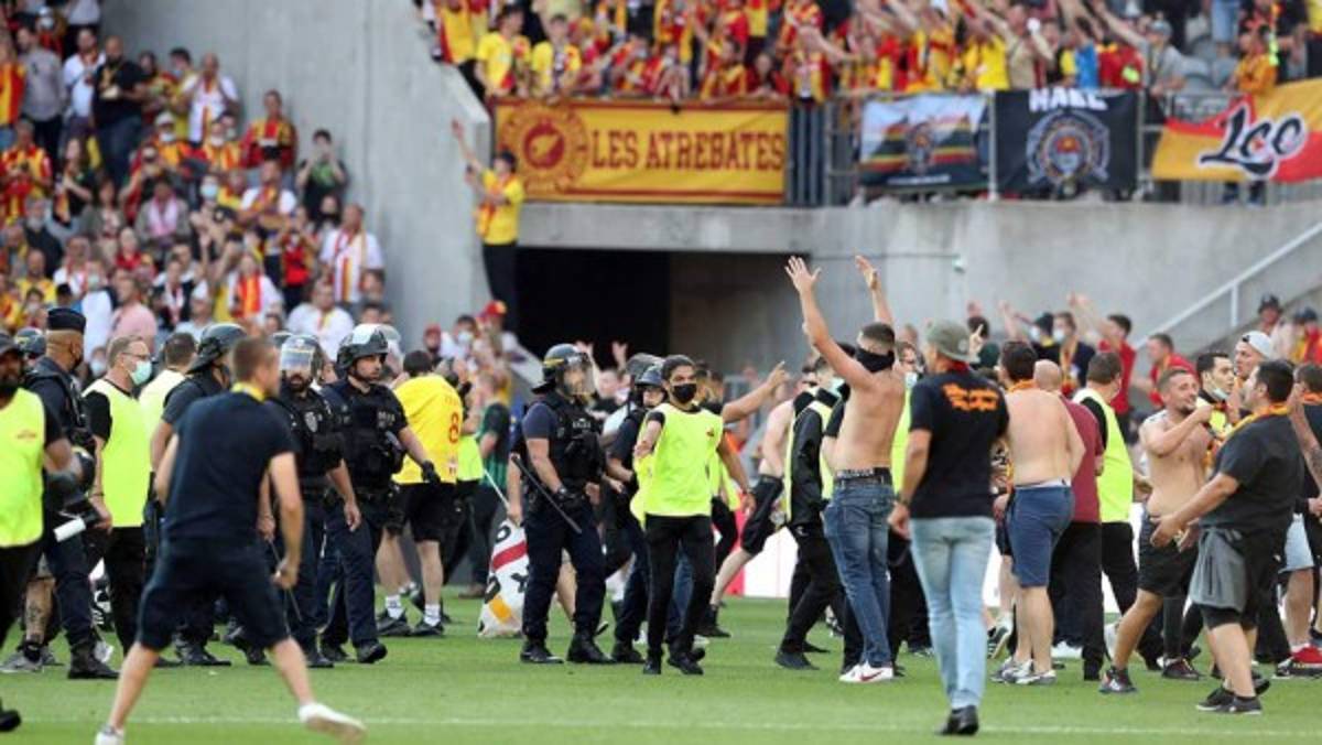 Botellazos, pelea entre aficionados y jugadores y emboscadas: los incidentes en la Ligue 1 de Francia en la 2021/22