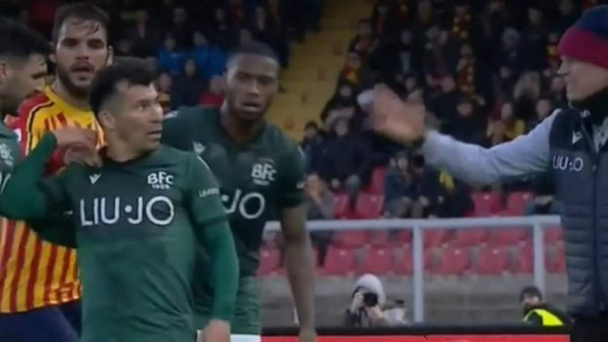 Gary Medel se pelea con su entrenador Sinisa Mihajlovic en pleno partido en Italia