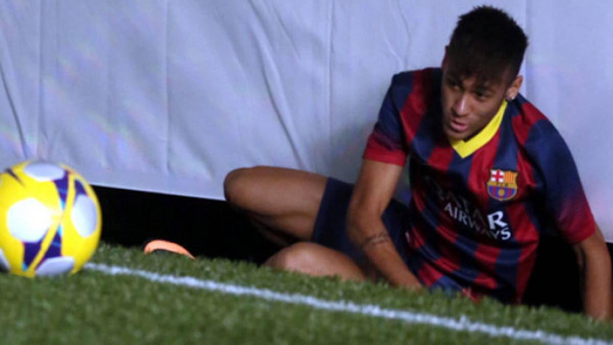 VIDEO: Neymar sufre una caída y también un pelotazo en Tailandia