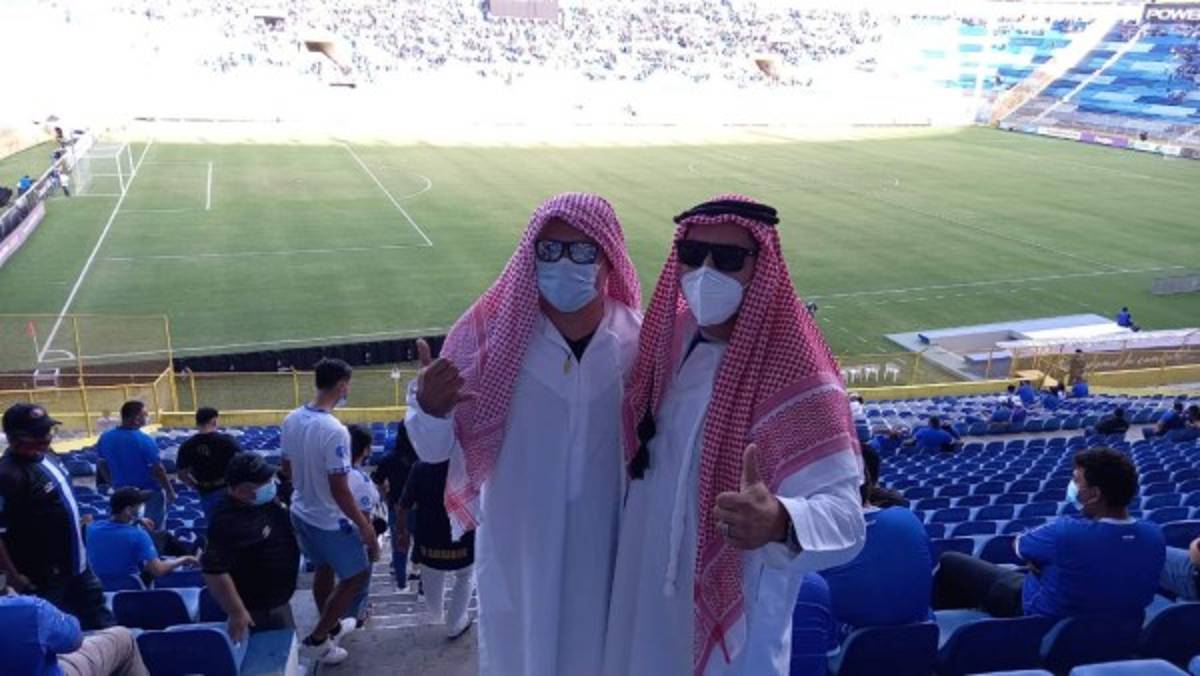 ¡Los 'jeques' y el mensaje a Bukele! Las postales de El Salvador vs. México en el Cuscatlán