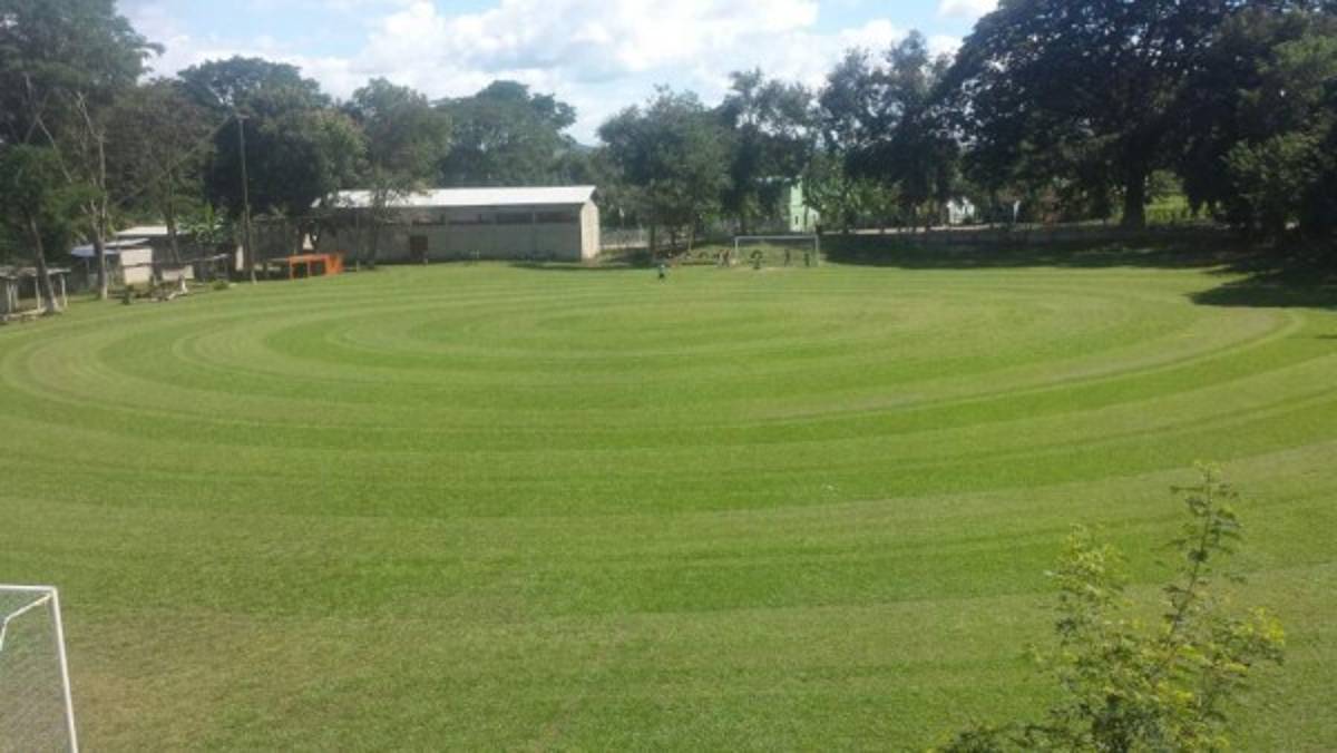 La preciosa cancha donde juegan fútbol burocrático en una aldea de Honduras