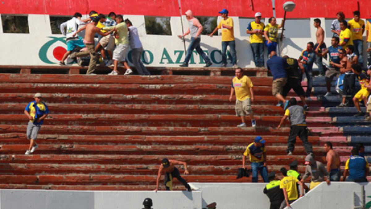 Piedras y palos, protagonistas en bronca entre aficionados en México