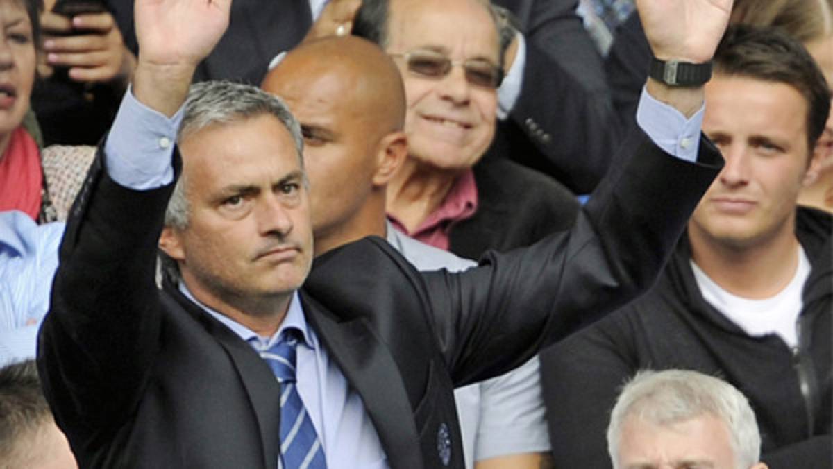 Mourinho pide a afición del Chelsea que apoyen al equipo y no a él