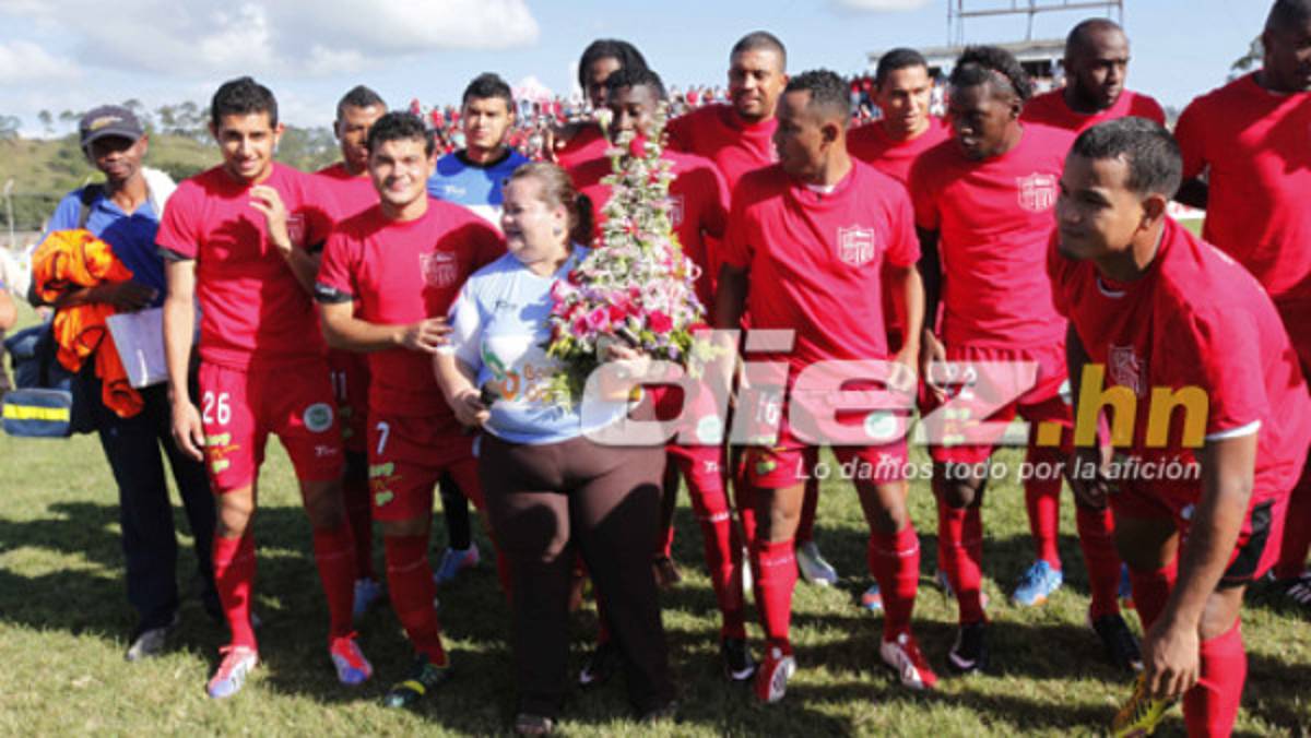 Flores y aplausos para la presidenta del Deportes Savio