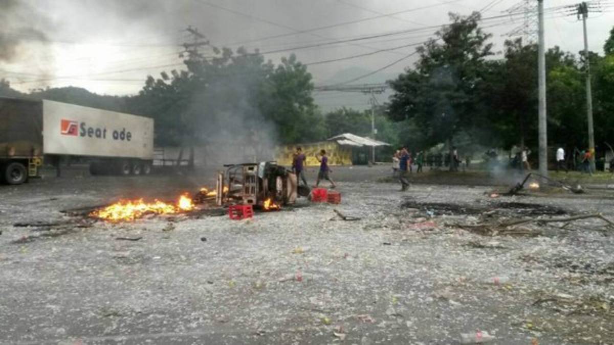 FOTOS: Martes de caos en la zona norte con rastras y postas policiales quemadas