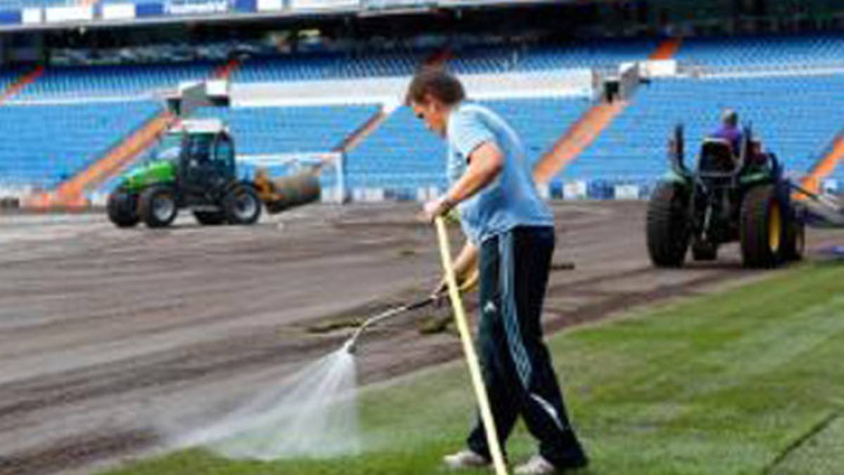 Real Madrid comenzó a instalar el césped nuevo