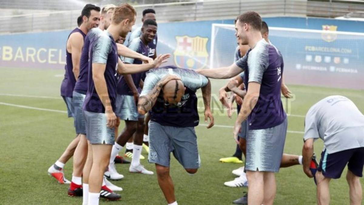 Así recibieron a Arturo Vidal en su primer entrenamiento con el FC Barcelona