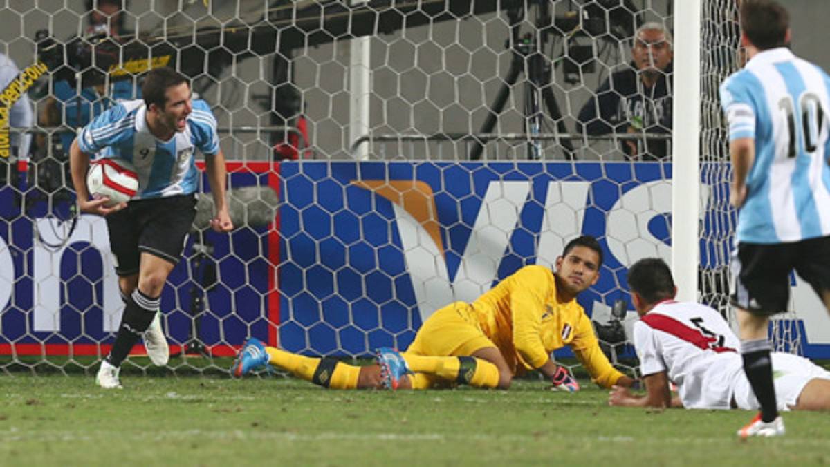 Argentina empata en Lima y se mantiene como líder