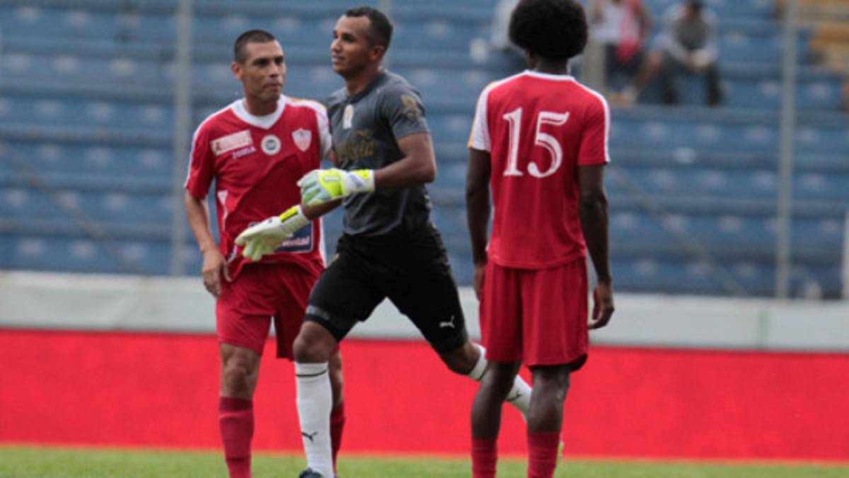 La emergencia de Donis Escober: Paralizó el juego para ir al baño