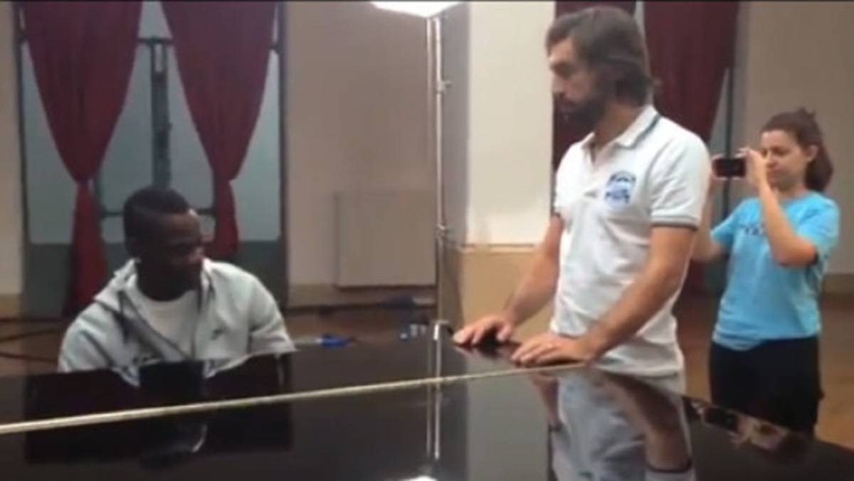 VIDEO: Mario Balotelli pasó de chico malo a tocar el piano