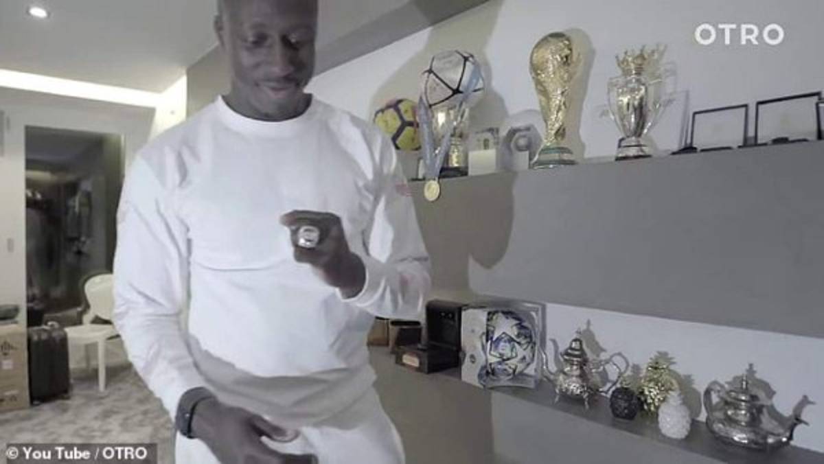 Con cancha de fútbol en el interior: La increíble mansión de Mendy, el crack del Manchester City