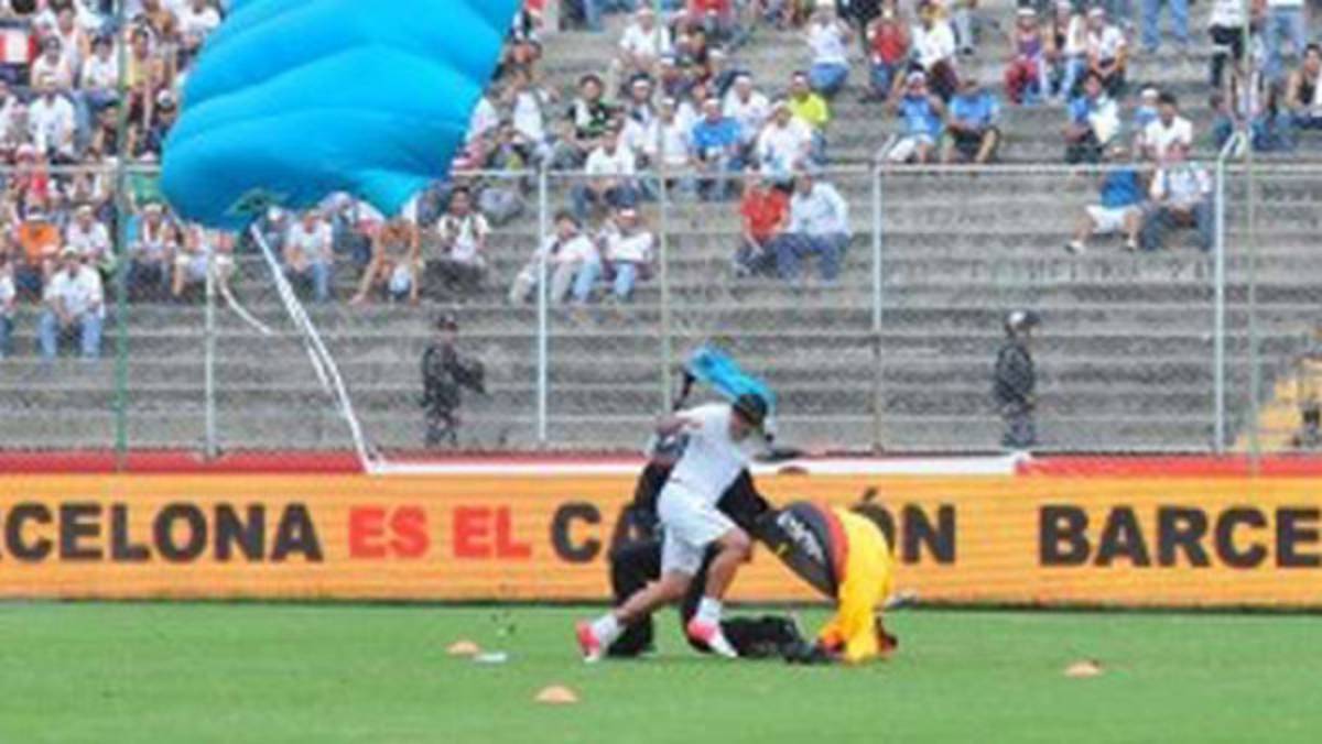 VIDEO: Paracaidista aterriza golpeando a un futbolista