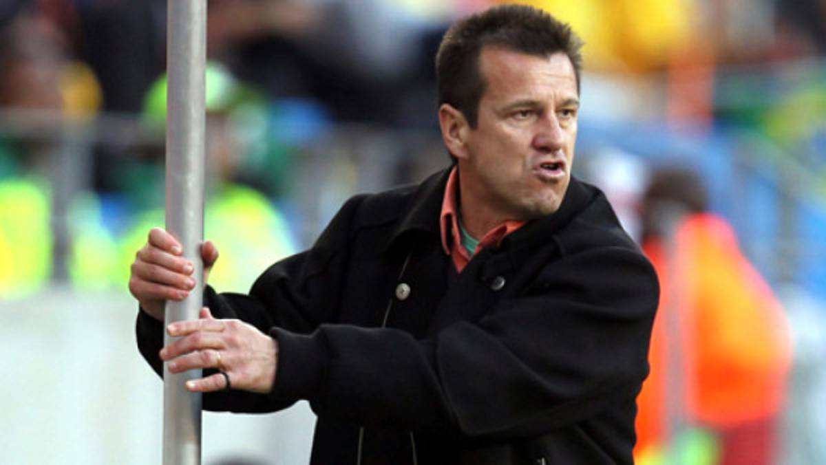 Dunga destituído en Brasil