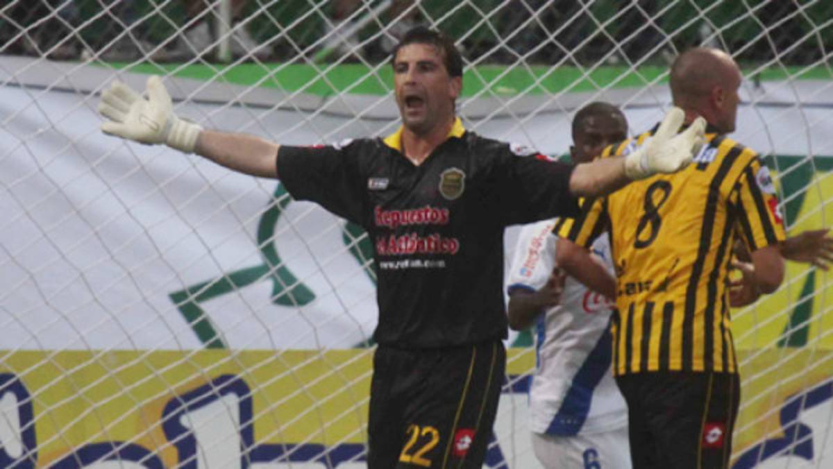 Macías renueva y quiere retirarse en Real España