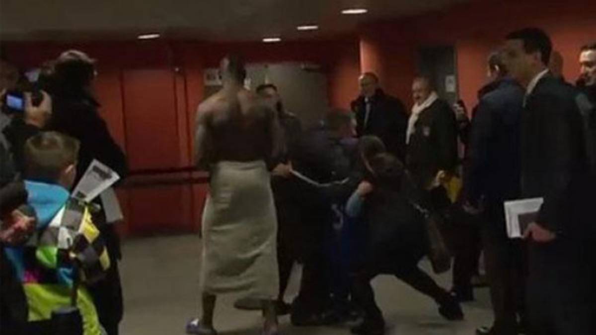 VIDEO: Mario Balotelli pasea semidesnudo en zona mixta