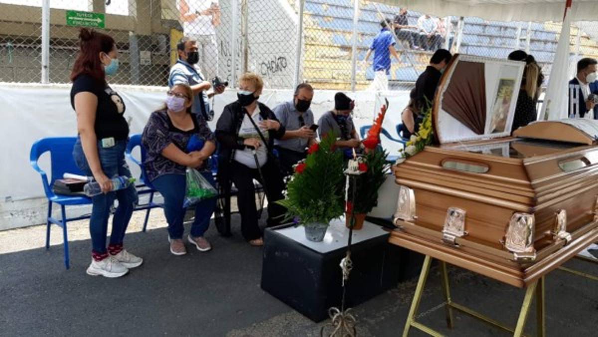 Llanto y consternación en el último adiós de Chelato Uclés en el estadio Nacional de Tegucigalpa