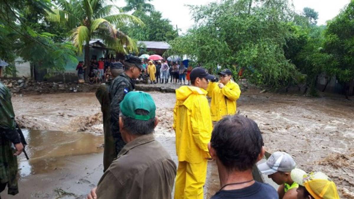 El impactante rescate de un niño sobre las bravas aguas de un río en Omoa