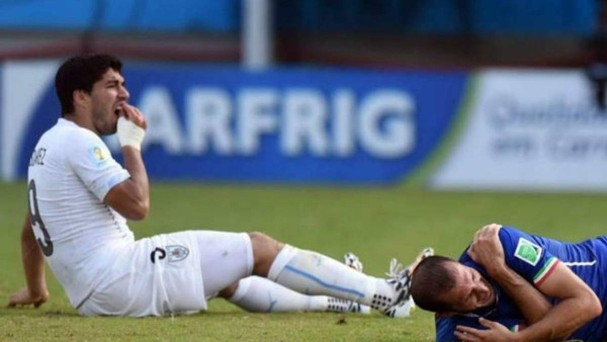 De la mordida de Suárez a los genitales de Simeone: Los gestos más obscenos del fútbol