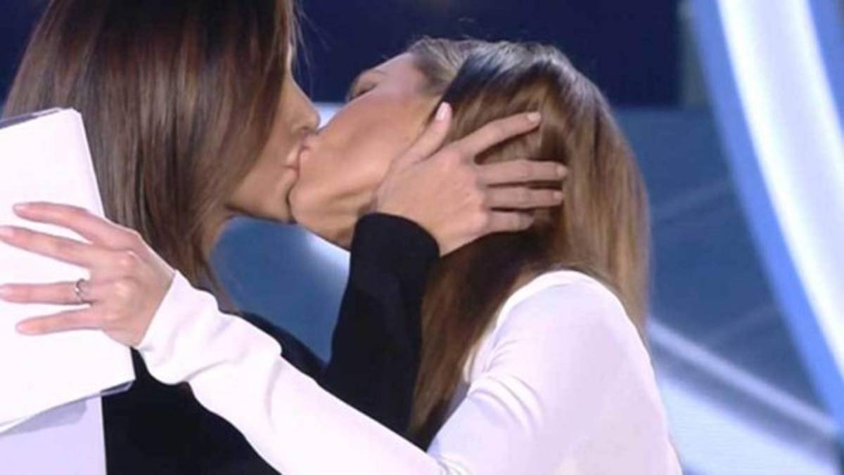 ¡Escándalo! La mujer de Francesco Totti se besó con otra mujer en Italia