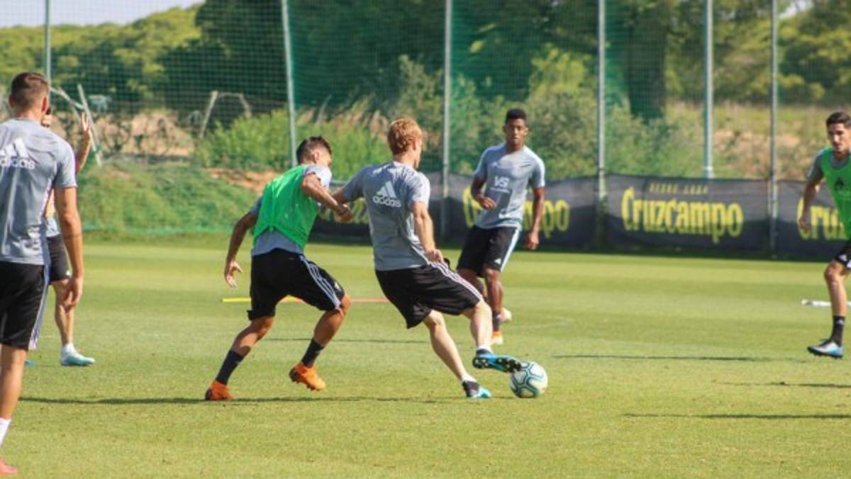 Con la '9' y gran dominio del balón: Así fue presentado el 'Choco' Lozano por el Cádiz de España